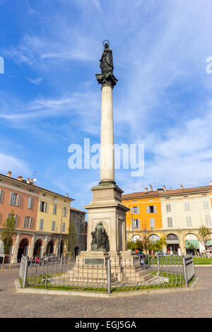 L'Italia, Emilia Romagna, Piacenza, colonna in piazza del Duomo. Foto Stock