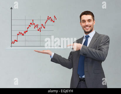 Felice l'uomo che mostra forex grafico sul palmo della mano Foto Stock