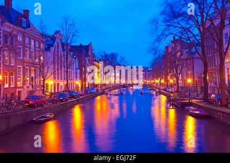 Cityscenic da Amsterdam in Paesi Bassi da notte Foto Stock