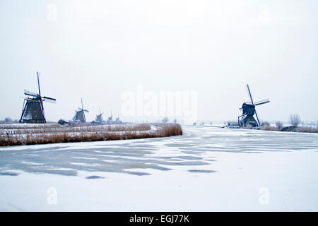 Famosi mulini a vento a Kinderdijk nei Paesi Bassi in inverno Foto Stock