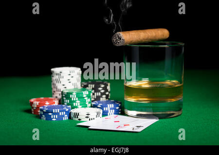 Close up di chip, le schede il whisky e il sigaro sul tavolo Foto Stock