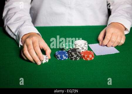 Holdem concessionario con carte da gioco e casinò chips Foto Stock