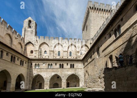 AVIGNON, Francia - 12 Maggio 2014: una vista dello storico palazzo papale risalente al medioevo. Foto Stock