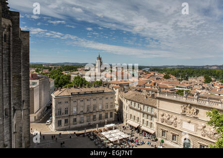 AVIGNON, Francia - 12 Maggio 2014: una vista della città di Avignone come visto dal tetto del palazzo papale. Foto Stock