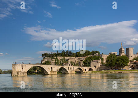 AVIGNON, Francia - 12 Maggio 2014: una vista dello storico ponte di Avignone con il palazzo papale in background. Foto Stock