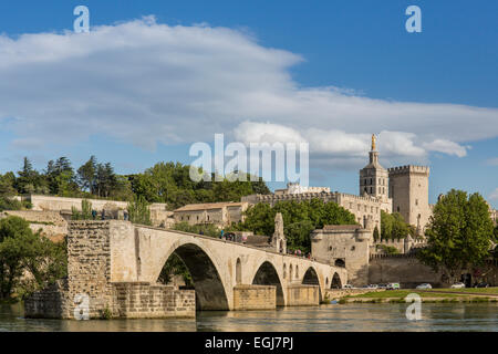 AVIGNON, Francia - 12 Maggio 2014: una vista dello storico ponte di Avignone con il palazzo papale in background. Foto Stock