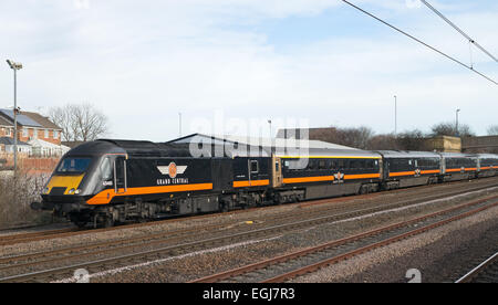 Grand Central treno ad alta velocità si vede a Pelaw, North East England, Regno Unito Foto Stock