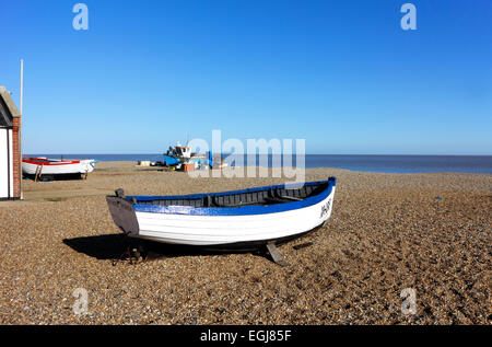 Una vista della spiaggia con barche da pesca a Aldeburgh, Suffolk, Inghilterra, Regno Unito. Foto Stock