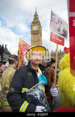 Londra, Regno Unito. Il 25 febbraio, 2015. Vigili del fuoco unire sciopero nazionale in materia di pensioni fila, Whitehall, London, Regno Unito 25.02.2015 vigili del fuoco in tutto il Regno Unito unite insieme nella controversia in Westminster, Londra, camminando per 24 ore oggi oltre il "impraticabile il regime pensionistico" proposto dal governo. Credito: Jeff Gilbert/Alamy Live News Foto Stock