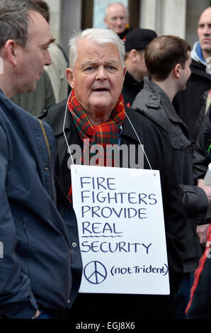 Londra, Regno Unito. Il 25 febbraio, 2015. Colpisce i vigili del fuoco si raccolgono in Westminster per protestare contro il governo e il fuoco Ministro Penny Mordaunt le modifiche per i vigili del fuoco' PENSIONI. Bruce Kent, veterano anti-nucleare diruttori Credito: PjrNews/Alamy Live News Foto Stock