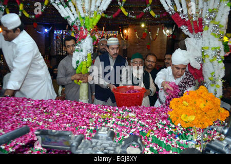 Il Custode (Sajjada Nasheen) del santuario, Makhdoom Shah Mahmood Qureshi depone corona di fiori sulla tomba di Hazrat Shah Rukn-ud-din Alam, in occasione del suo 700° Urs annuale cerimonia di celebrazione, ha tenuto il suo Santuario a Multan Mercoledì, 25 febbraio 2015. Foto Stock