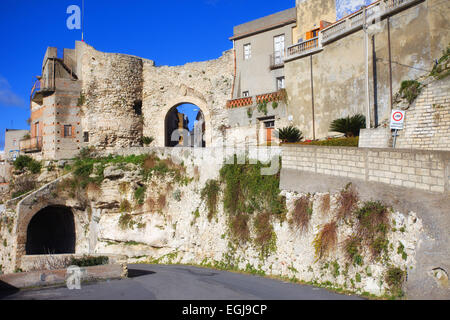 Rometta fortificazione medievale, porto di Milazzo Foto Stock