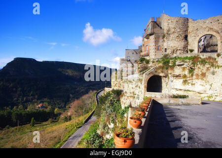 Rometta fortificazione medievale, porto di Milazzo Foto Stock