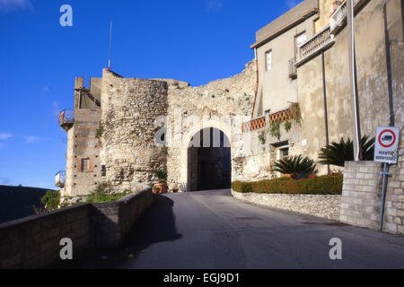 Rometta fortificazione medievale, porto di Milazzo Foto Stock