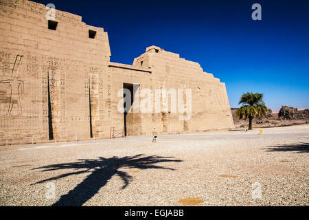 Parte del primo pilone del tempio di Medinet Habu in Egitto. Foto Stock