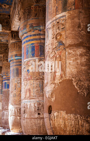 Bassorilievo incisioni sulle colonne del tempio mortuario di Ramesse III a Medinet Habu. Foto Stock