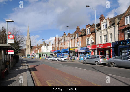 Brockley, a sud-est di Londra, con St Andrews chiesa e negozi su Brockley Road Foto Stock