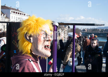 Basel, Svizzera. Il 25 febbraio 2015. Secondo Wikipedia, il Carnevale di Basilea è uno dei primi cinquanta festività locali in Europa. Ci vogliono tre giorni dal 23 al 25 febbraio 2015. Nell'ultimo giorno, parate si svolgerà dal 14:00 per circa due ore. La mascherata partecipanti (Fasnächtler nella Svizzera tedesca) lanciano confetti al popolo e anche per dare loro una caramella, arance, ecc. Credito: swiss.foto/Alamy Live News Foto Stock