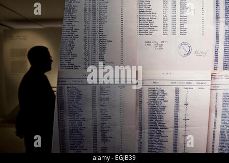 Praga, Repubblica Ceca. Il 25 febbraio, 2015. Mostra da Czech documentary film-maker Martin Smok speranze perdute - Il dopoguerra Cecoslovacchia come crocevia di destini Ebraico comincia in Robert Guttmann Gallery di Praga Repubblica Ceca, febbraio 25, 2015. © Vit Simanek/CTK foto/Alamy Live News Foto Stock