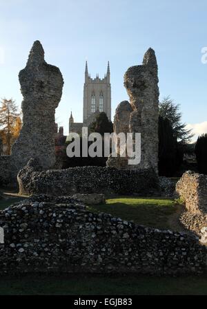 St Edmundsbury Cathedral, Bury St Edmunds, Suffolk, Regno Unito, visto dal vecchio le rovine dell'Abbazia Foto Stock