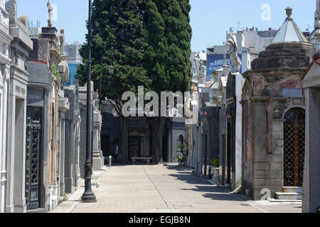 La Recoleta Cemetery in Buenos Aires con ampi viali tra incredibili tombe e tombe di famiglia. Una città dei morti. Foto Stock