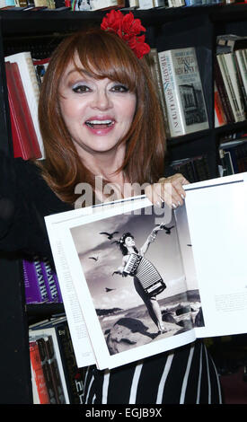 Judy Tenuta segni copie del suo nuovo libro "Full Tenudity frontale' a Larry Edmunds Bookshop con: Judy Tenuta dove: Los Angeles, California, Stati Uniti quando: 20 Ago 2014 Foto Stock