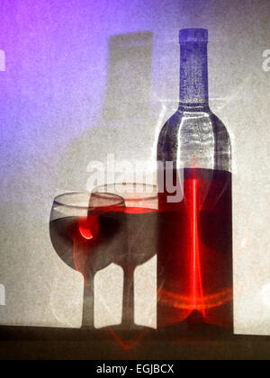Rosso bottiglia di vino e due bicchieri Foto Stock