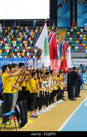 ISTANBUL, Turchia - 21 febbraio 2015: cerimonia di apertura dei Balcani Indoor Athletics Championships di Asli Cakir Alptekin atletica Foto Stock