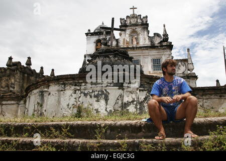 Turisti in Bahia seduti sui gradini della chiesa abbandonata Foto Stock