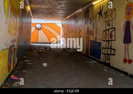 Sentiero della metropolitana con pareti dipinte e un sacco di lettiera e di spazzatura Foto Stock
