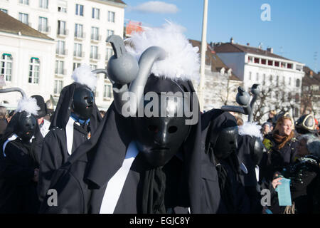 Basel, Svizzera. Il 25 febbraio 2015. Secondo Wikipedia, il Carnevale di Basilea è uno dei primi cinquanta festività locali in Europa. Ci vogliono tre giorni dal 23 al 25 febbraio 2015. Nell'ultimo giorno, parate si svolgerà dal 14:00 per circa due ore. La mascherata partecipanti (Fasnächtler nella Svizzera tedesca) lanciano confetti al popolo e anche per dare loro una caramella, arance, ecc. Credito: swiss.foto/Alamy Live News Foto Stock