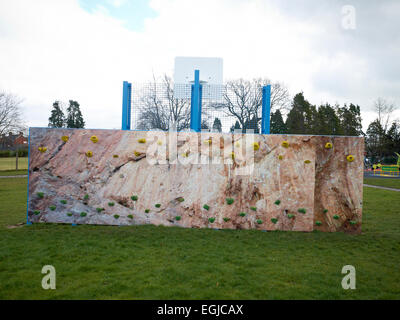 Parete di roccia nel parco giochi per bambini REGNO UNITO Foto Stock