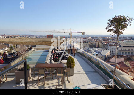 I visitatori in relax sulla terrazza sul tetto. lettini del Circulo de Bellas Artes Edificio, Madrid Spagna. Foto Stock