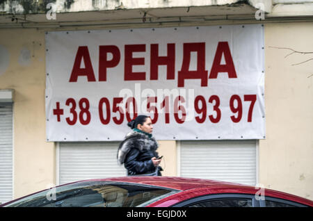 Febbraio 25, 2015 - Showcase della tabella ''rent'' nel centro di Kiev. - La crisi economica in Ucraina continua ad approfondire a causa dei combattimenti nell est del paese. La caduta della valuta nazionale a partire dall'inizio dell'anno più di 100 percento impatto negativo sul potere di acquisto della popolazione. Segmento ridotto di abiti costosi principalmente. © Igor Golovniov/ZUMA filo/Alamy Live News Foto Stock