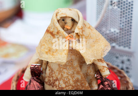 Shrovetide effige fatta di frittelle close up. Russo cibo tradizionale Foto Stock