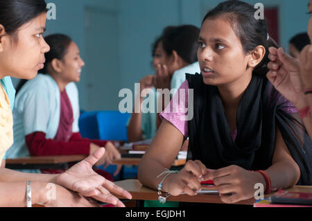 India 2014. Bihar. Villaggio Mastichak. Giovane femmina studenti oftalmici. Foto Stock