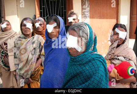 India 2014. Bihar. Villaggio Mastichak.pazienti con cataratta in procinto di tornare a casa dopo le loro operazioni Foto Stock