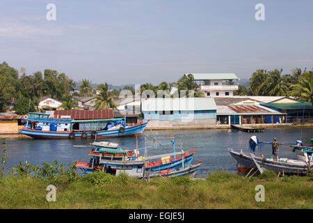 Barche da pesca nel porto di Duong Dong Town, Phu Quoc Islanda, Vietnam, sud-est asiatico Foto Stock