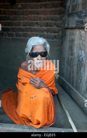 India 2014. Orissa. Bhawanipatna. Sulaxmi torna a casa dopo la chirurgia catarct. Foto Stock