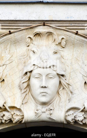 Una pietra scolpita volto al di sopra di un ingresso sport un cinghiale maschera di testa. Musee d'Orsay, Parigi. Foto Stock