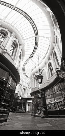 La Morgan Arcade in Cardiff City Centre che scorre a est/ovest dalla Hayes per St Mary Street. Foto Stock