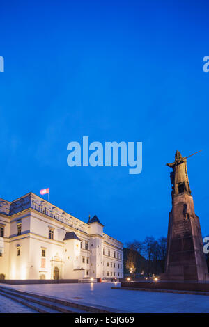 Europa, Stati baltici Lituania, Vilnius, Statua di Gediminas, granduca di Lituania e fondatore di Vilnius Foto Stock
