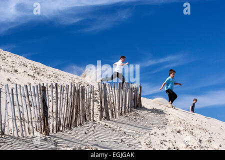 I ragazzi correre giù per la duna del Pilat, le più alte dune di sabbia in Europa Foto Stock