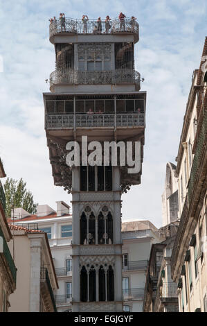 L'ascensore de Santa Justa porta le persone da Baixa al superiore situato a Chiado, ma è anche una grande attrazione turistica. Foto Stock