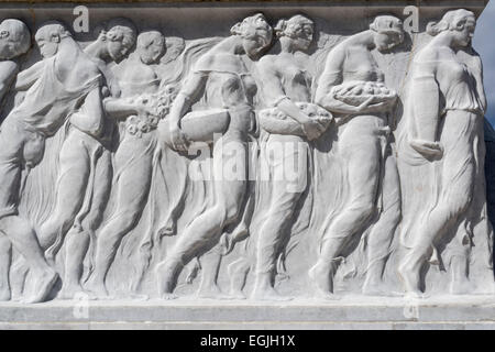 Dettaglio delle figure scolpite intorno alla base del Generale monumento di Maximo Gomez, Parque Martires del 71, Havana, Cuba. Foto Stock