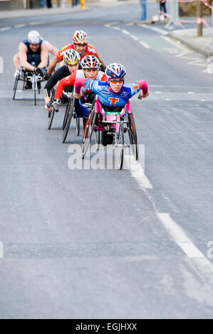 Atleti disabili che prendono parte alla maratona di Londra gara per sedia a rotelle Foto Stock