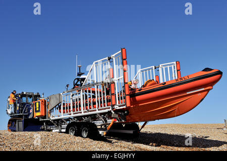 Trattore e equipaggio che recuperano la scialuppa di salvataggio Walmer dal mare, Deal Kent Foto Stock