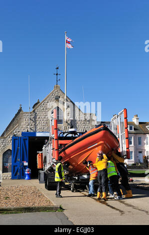 Bagnino che viene rimessato nella stazione di Walmer, Deal, Kent Foto Stock