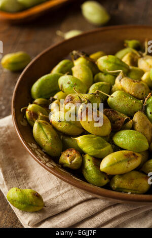 Organico fresco arrosto i ceci in una terrina Foto Stock