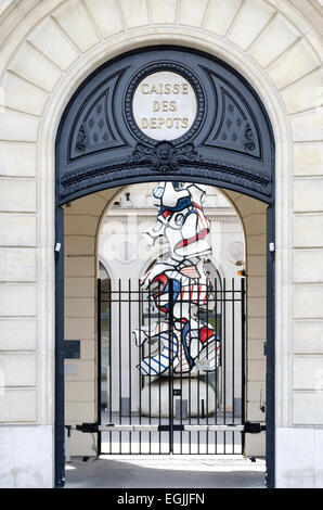 Le Reseda, una scultura 1972 da Jean Dubuffet, visto attraverso un arco presso la Caisse des Dépôts et Consignations, Parigi. Foto Stock